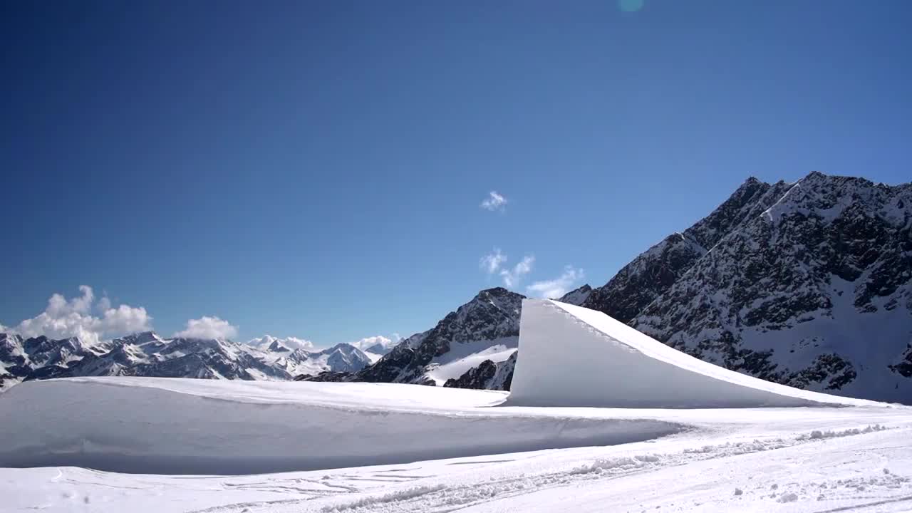 滑雪者在雪场中跳跃视频素材