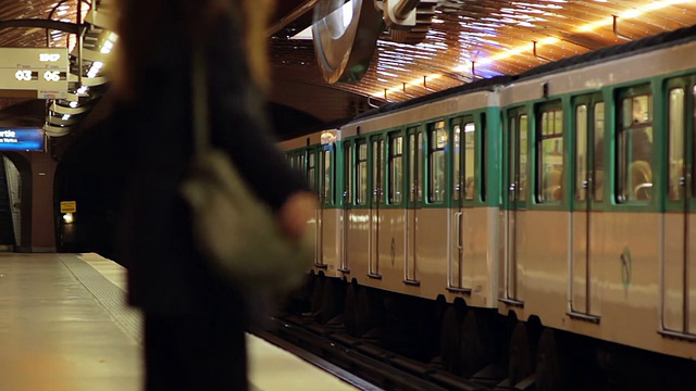 巴黎地铁站里的一名女子视频素材