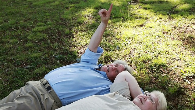 老年人躺在草地上视频素材