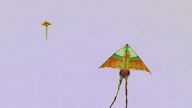五颜六色的风筝在天空中飞翔视频素材
