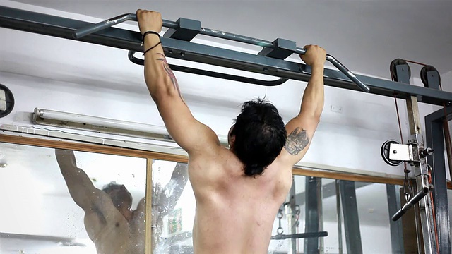 印度男人在健身房锻炼视频下载
