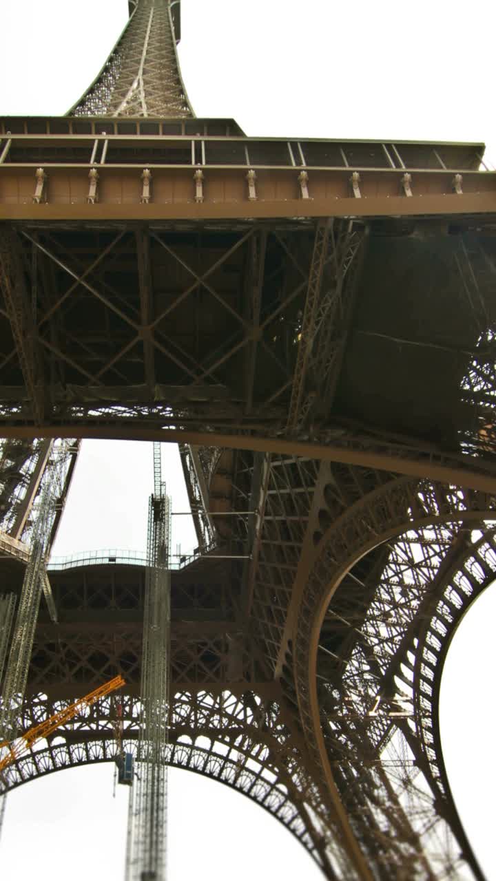 巴黎埃菲尔铁塔坠落视频素材