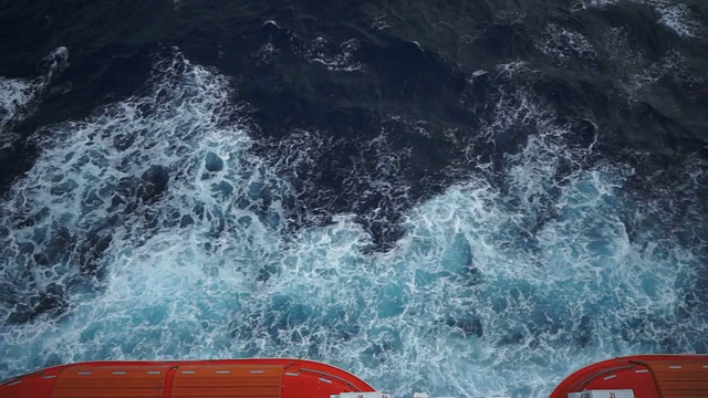 大海的大浪来了一艘船的通过视频素材
