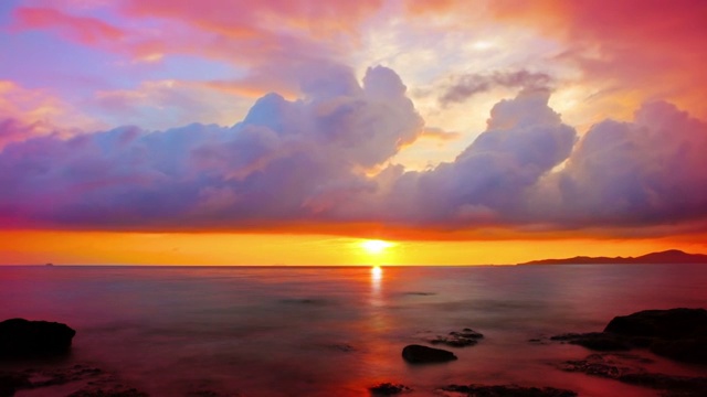 海面上壮丽的日落。视频下载