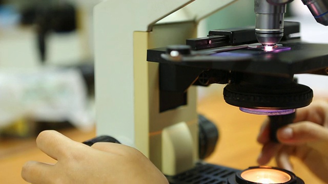 科学家观察显微镜，推拉拍摄视频素材