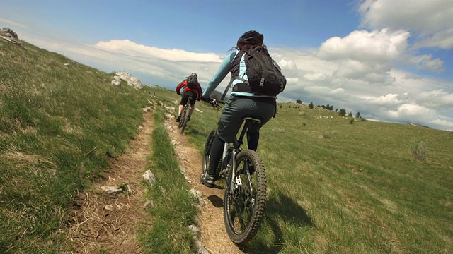 高清慢动作:山地自行车在乡村小径视频下载