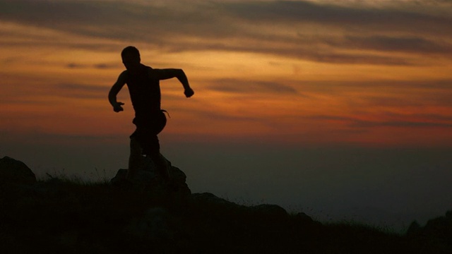 高清超级慢动作:跑步者在黄昏时上坡跑视频素材