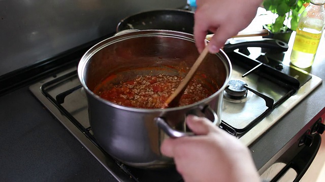 将肉与番茄酱混合制成意大利肉酱面视频素材