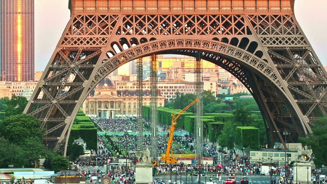 巴黎艾菲尔铁塔缩小视频下载
