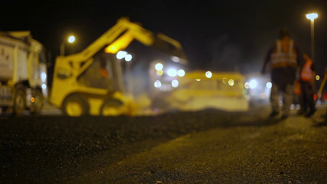 高速公路上的夜间道路施工视频下载
