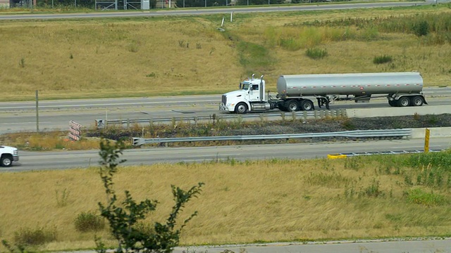 州际公路上的半挂车和油罐车视频下载