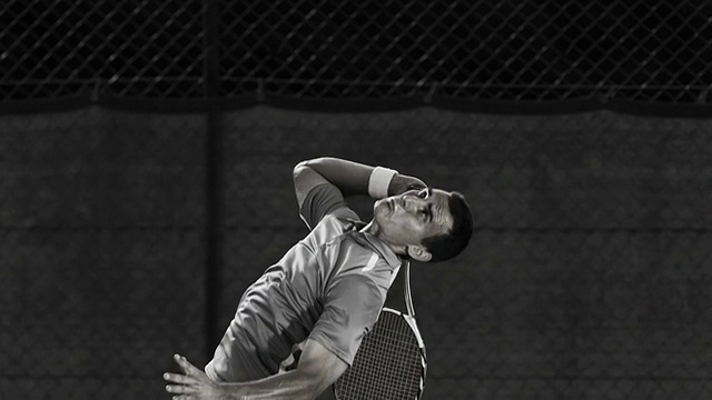 高清超级慢动作:职业网球运动员发球视频素材