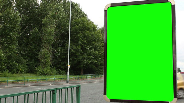 空白广告公告牌(肖像)-绿色屏幕视频素材