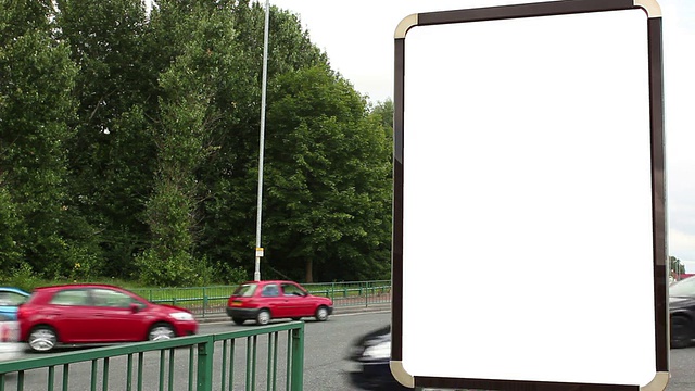 空白广告公告牌(肖像)-白色屏幕视频素材