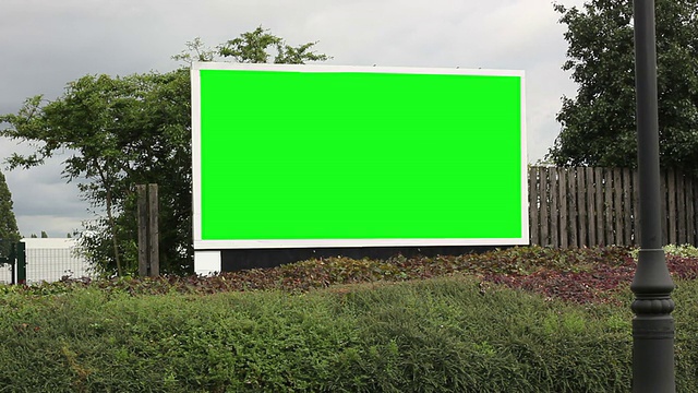 开车经过一个广告广告牌-绿色屏幕视频素材