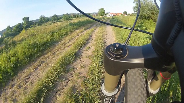 骑山地车(高清)视频素材