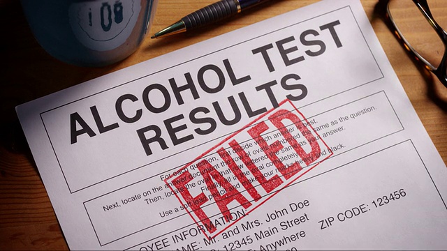 酒精测试表盖章批准和失败视频素材
