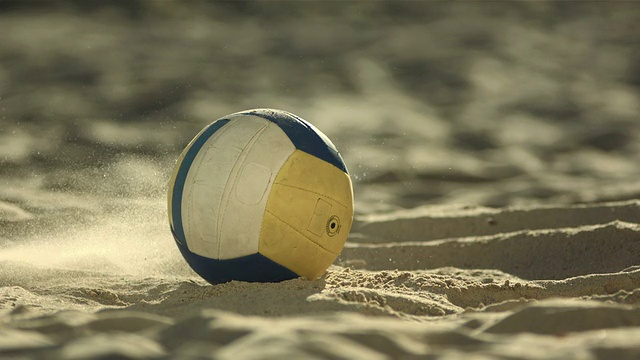 高清超级慢动作:沙滩排球运动员捡球视频下载