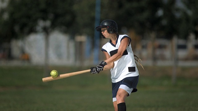 高清超级慢动作:女性垒球击球手击球视频下载
