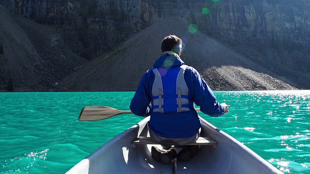 在山湖上划独木舟视频素材
