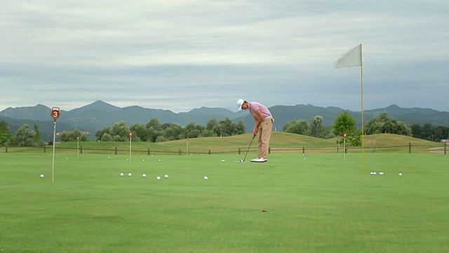高清多莉:高尔夫球手练习推杆视频素材