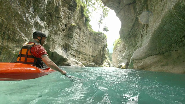 HD:峡谷里的皮划艇视频素材