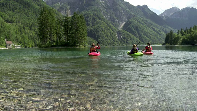 家庭在湖上玩皮划艇视频下载