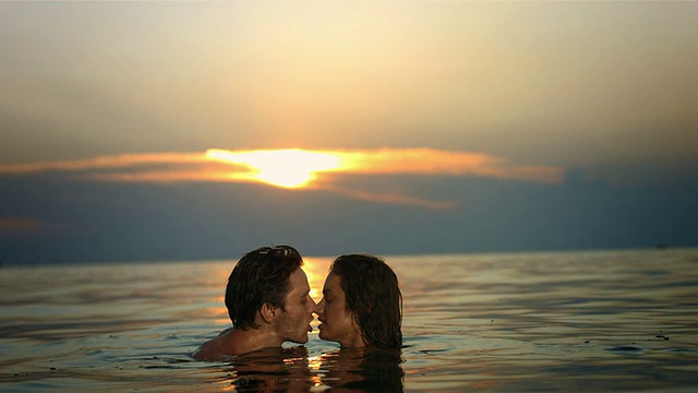 高清超级慢镜头:一对在海里热吻的情侣视频素材