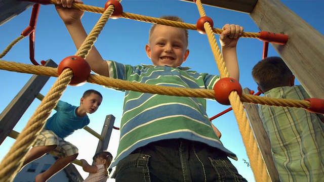 高清超级慢动作:孩子们在攀爬架上玩得很开心视频素材