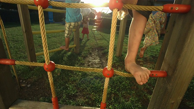 高清超级慢动作:孩子们爬上攀爬架视频素材