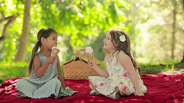 两个年轻的女孩朋友在吃冰淇淋视频素材