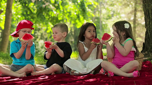 四个孩子一起吃水果视频素材