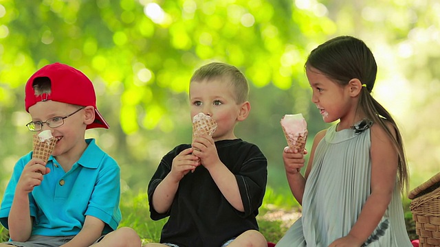三个孩子开心地吃着冰淇淋视频素材