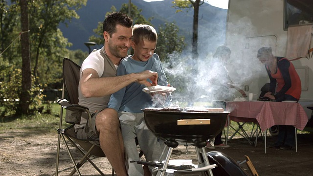 高清多莉:父亲和儿子在烧烤上烤肉视频下载