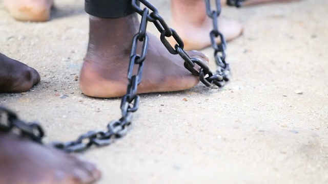 奴隶的脚被铐在一起视频下载