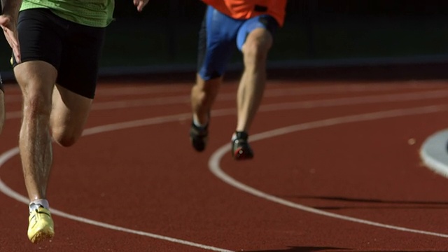 HD超级慢动作:男人在跑道上跑步视频素材