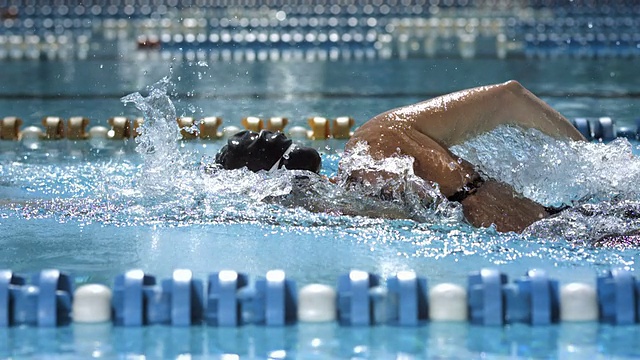 HD超级慢动作:年轻女子游泳前爬泳视频素材