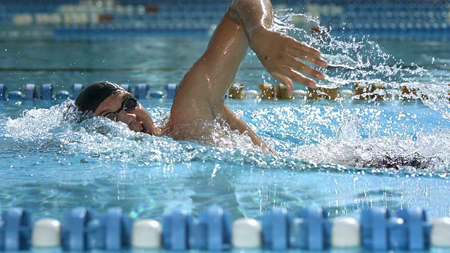 HD超级慢动作:男子游泳前爬泳视频素材