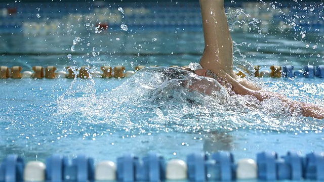 HD超级慢动作:男子仰泳视频素材