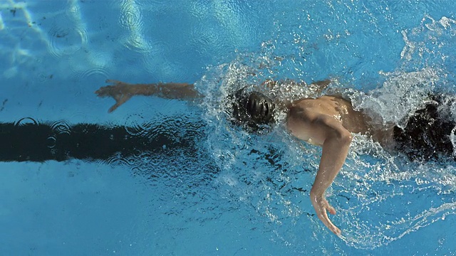 HD超级慢动作:年轻人自由泳视频素材