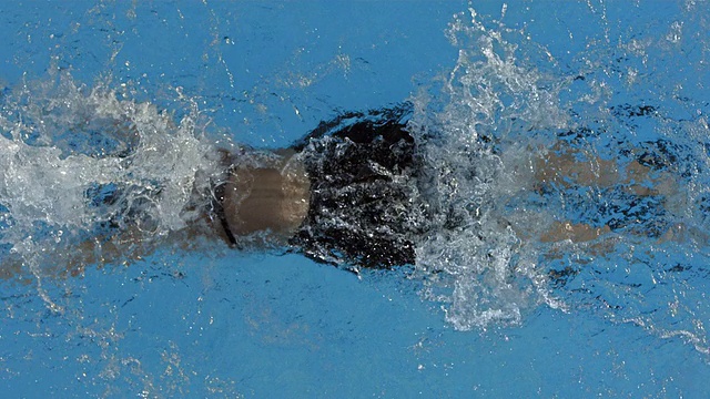 高清超级慢动作:女子游泳运动员的高角度镜头视频素材