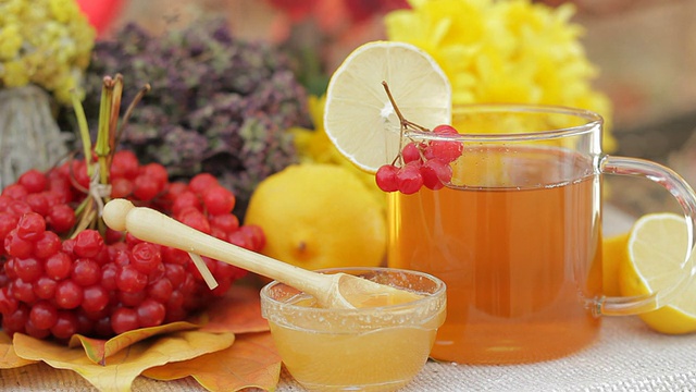 杯子里放着茶，柠檬，一些蜂蜜，香草，蔓越莓，山白蜡树视频素材