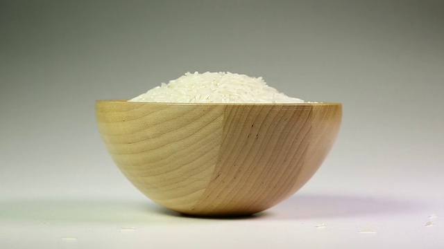 米粒掉进木碗里视频素材