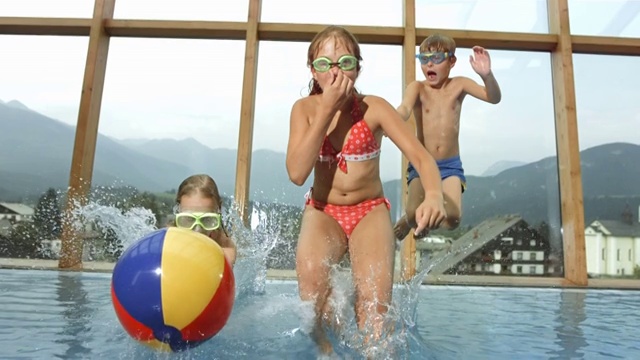 高清超级慢动作:儿童跳进游泳池视频素材