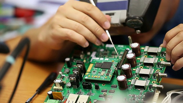 电子工程师修理电路板视频素材