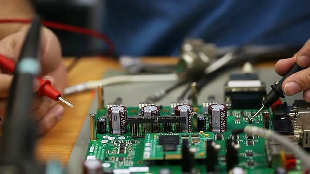 电子工程师测试电路板视频素材