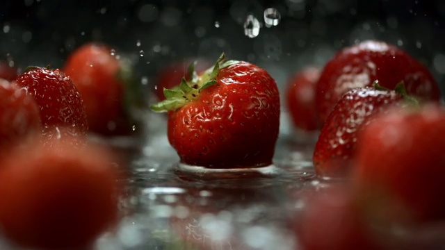 HD超级慢动作:水滴落在草莓上视频素材