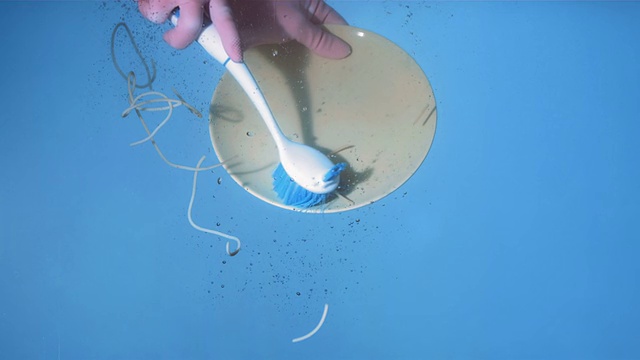 高清超级慢动作:洗掉盘子里的意大利面视频素材