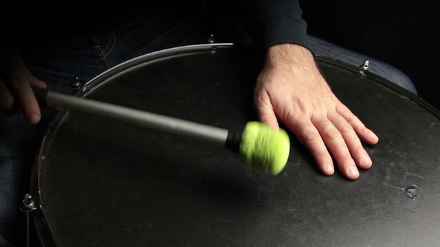 音乐家用surdo鼓，一种打击乐器来演奏节奏视频下载