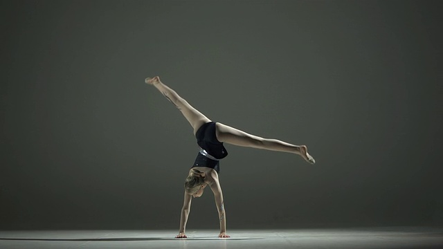 HD超级慢动作:艺术体操做一个侧手翻视频素材